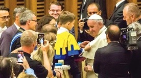 Wręczenie Orderu Uśmiechu papieżowi Franciszkowi.