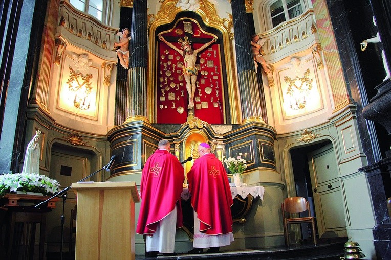 14 września wszystkie Msze św. w łowickiej bazylice sprawowane są przed cudownym krucyfiksem.