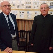 Krzysztof Wójcik i ks. Janusz Gacek przy zbiorach filatelistycznych w pisarzowickm kościele.