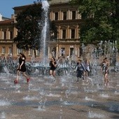 Fontanna przyciąga zarówno małych jak i dużych 