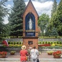 Tuż przy klonie przed głównym wejściem do kościoła po lewej stronie stoi kapliczka z figurą Niepokalanej. Postawiono ją  na prośbę Matki Bożej. Tu zawsze pielgrzymi zatrzymują się na modlitwę