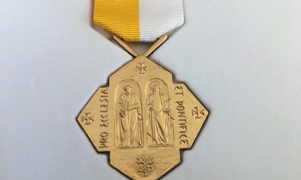 Walczy o święto Chrztu Polski. Dostał papieski medal