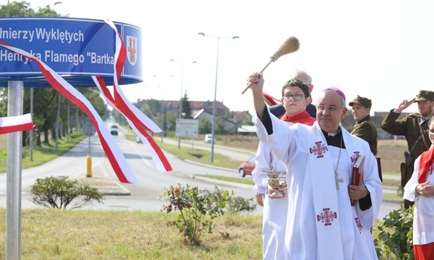 Poświęcenie Ronda im. Żołnierzy Wyklętych mjr. Henryka Flamego "Bartka" w Grodkowie