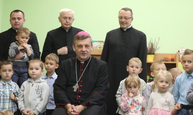 Pamiątkowa fotografia przedszkolaków i gości...