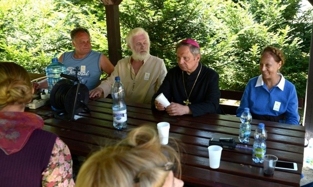 Biskup Tomasik spotkał się z ekipą filmową podczas kręcenia scen plenerowych na trasie pieszej pielgrzymki na Jasną Górę