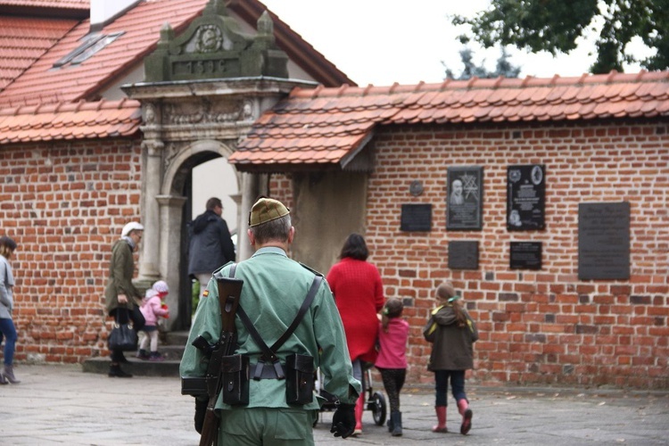 "Pola Chwały": Msza św. i parada wojskowa