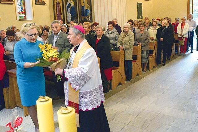 ▲	Kwiaty dla ordynariusza były wyrazem wdzięczności za wsparcie dla wszystkich prac diecezjalnej Caritas.