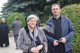 ▲	Ks. Wojciech Wojtyła i Wanda Balcerzak, dbająca, aby nie zaginęła pamięć o nauczycielach, którzy oddawali życie w imię Boga, ojczyzny i oświaty.