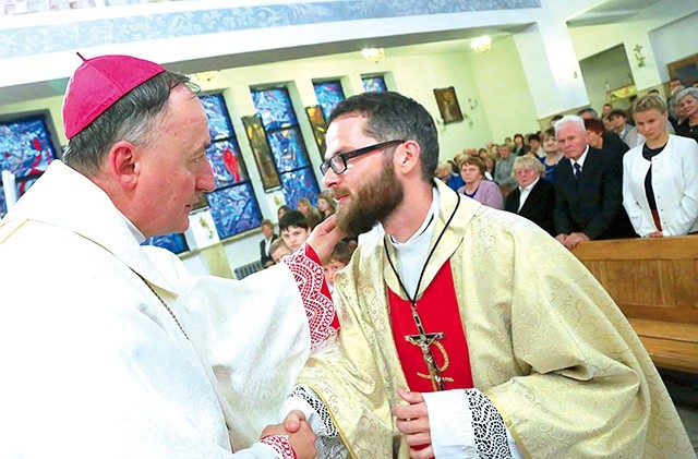 ▲	Biskup Andrzej Jeż wręczył w Trześni krzyż misyjny ks. Szymonowi Pietryce.