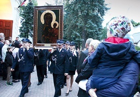◄	W Tłuszczu ikona nawiedziła dwie parafie: Przemienienia Pańskiego (na zdjęciu) i Błogosławionych Męczenników Podlaskich. 