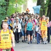 Parafianie z Porąbki zawsze idą na czele pieszej pielgrzymki dekanalnej z ich kościoła do Kalwarii Zebrzydowskiej.