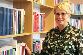 Misją biblioteki jest być bliżej ludzi, bo książka wciąż może łączyć pokolenia – mówi z przekonaniem Joanna Banasiak, dyrektor Książnicy Płockiej.