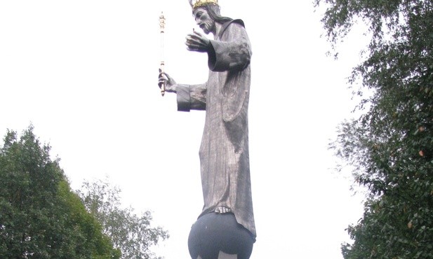 Sięgająca 24 metrów figura stanęła przed kościołem w Ustroniu-Zawodziu