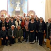 Pamiątkowa fotografia po Mszy św. na zakończenie forum w kaplicy ośrodka „Emaus”