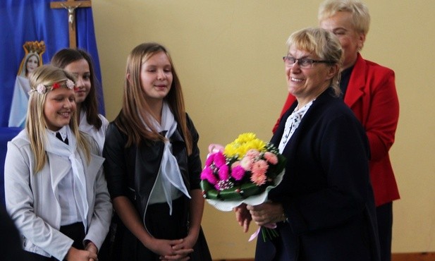  Uczniowie podarowali bukiet kwiatów swojej nauczycielce Zofii Granat