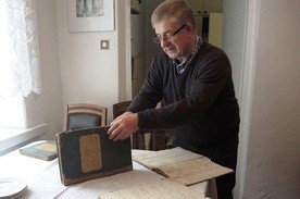 Ks. dr Karol Mozor przy odnalezionych w pogwizdowskiej parafii XVIII-wiecznych księgach
