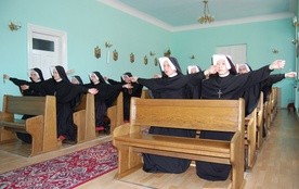 Modlitwa wspólnoty w Godzinie Miłosierdzia w klasztornej kaplicy