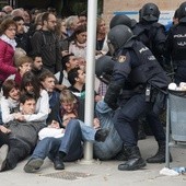 Trwa referendum w Katalonii; policja konfiskuje urny i karty wyborcze