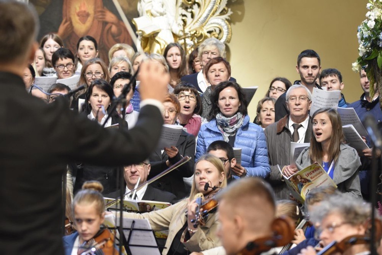 Koronacja fresku Matki Miłosierdzia w Dzierżoniowie