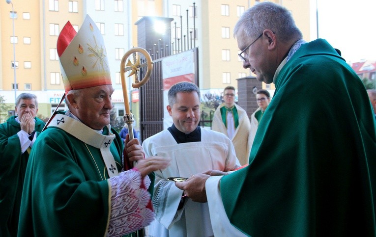 Ks. Dziwiątkowski symbolicznie przekazał kard. Nyczowi klucze do nowej świątyni