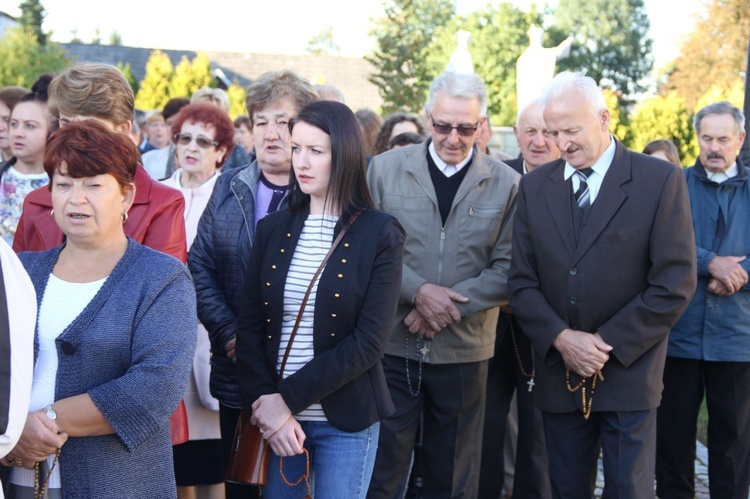 Procesja różańcowa w Borzęcinie