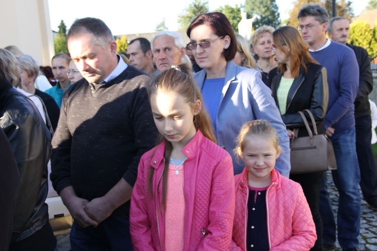 Procesja różańcowa w Borzęcinie