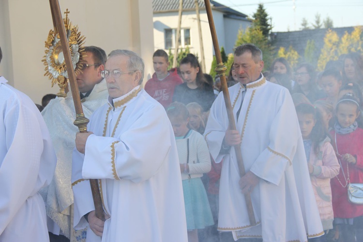 Procesja różańcowa w Borzęcinie