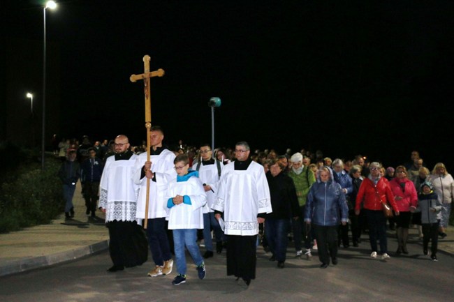 Różańcowa procesja w parafii Matki Odkupiciela