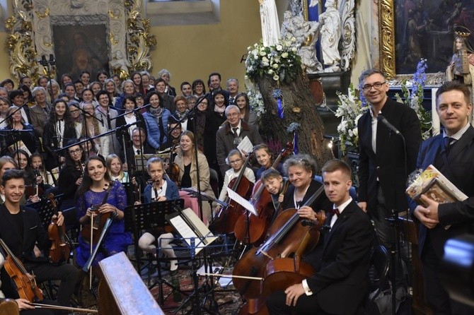 Koronacja fresku Matki Miłosierdzia w Dzierżoniowie