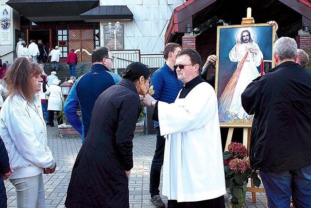 Po wspólnej modlitwie była okazja do uczczenia relikwii  bł. Michała Sopoćki.