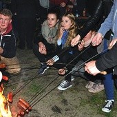 Przy ognisku rozmawiali o przyszłości oazy.