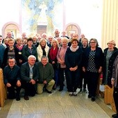 Pamiątkowa fotografia po Mszy św. na zakończenie obrad w kaplicy ośrodka „Emaus”.