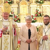 	Ks. Maksymilian Lelito jest 11. księdzem posłanym przez bp. Andrzeja Jeża do Afryki. Na zdjęciu razem z mamą.