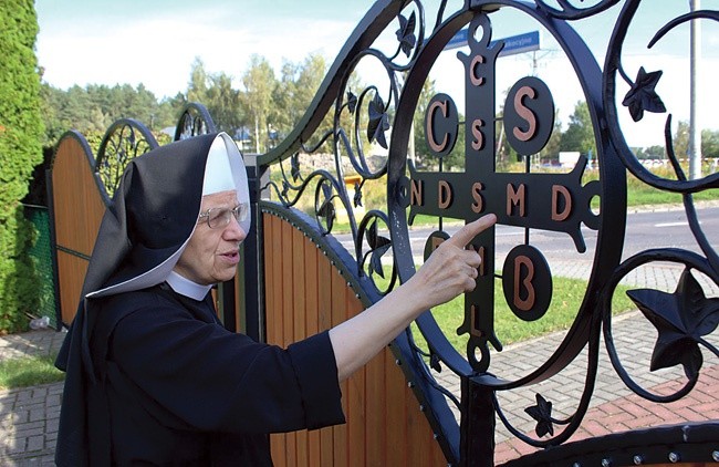 Siostra Ambrozja Kalinowska tłumaczy znaczenie liter w krzyżu św. Benedykta