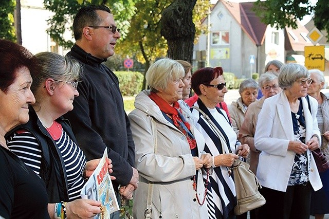 Ponad 30 osób odmawiało Koronkę do Bożego Miłosierdzia  pod kłodzkim Zakładem Karnym.