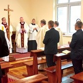 W seminaryjnej kaplicy dla pierwszego roku nowi alumni z pasterzem diecezji oficjalnie rozpoczęli przygotowania do wejścia w formację.