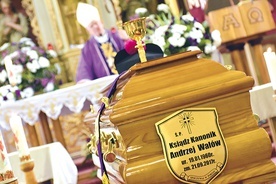 Po Mszy św. w kościele parafialnym odwieziono ciało zmarłego do Jordanowa Śl., gdzie zostało złożone w rodzinnym grobie. 