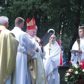 Rzeźbę poświęcił bp senior Tadeusz Rakoczy w asyście  ks. kan. Tadeusza Serwotki.