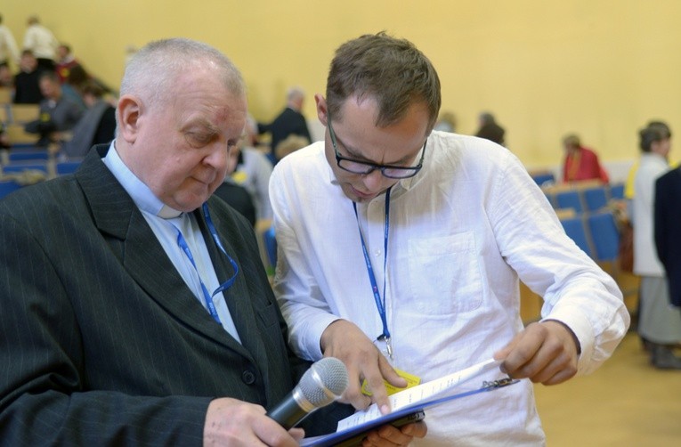 Z lewej ks. Marek Kujawski SAC, duszpasterz Hospicjum Królowej Apostołów w Radomiu