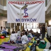 Lekarze rezydenci apelują o spotkanie z premier Beatą Szydło