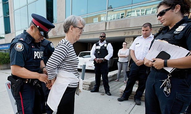 Wielkim autorytetem dla Mary Wagner jest Kanadyjka Linda Gibbons. Na zdjęciu w momencie aresztowania przed jedną z klinik aborcyjnych.