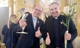 Z lewej ks. Jacek Wieczorek zmedialnym Totusem. Obok ks. Dariusz Kowalczyk, prezes Fundacji Dzieło Nowego Tysiąclecia