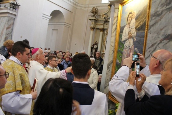 Biskup Ignacy Dec święci obraz św. Joanny Beretty Molla w bardzkiej Bazylice