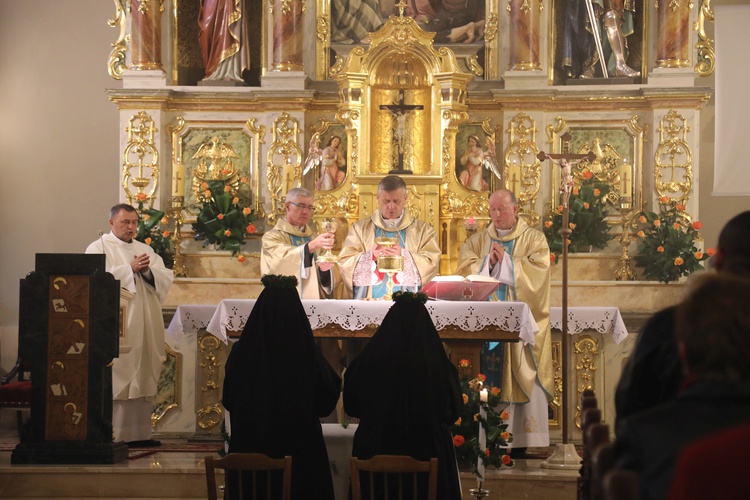 Cieszyńskie elżbietanki jubilatki z biskupem