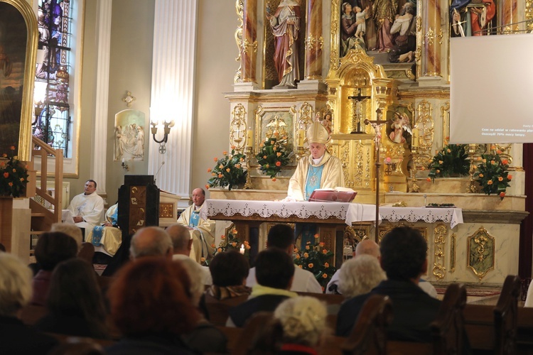 Cieszyńskie elżbietanki jubilatki z biskupem