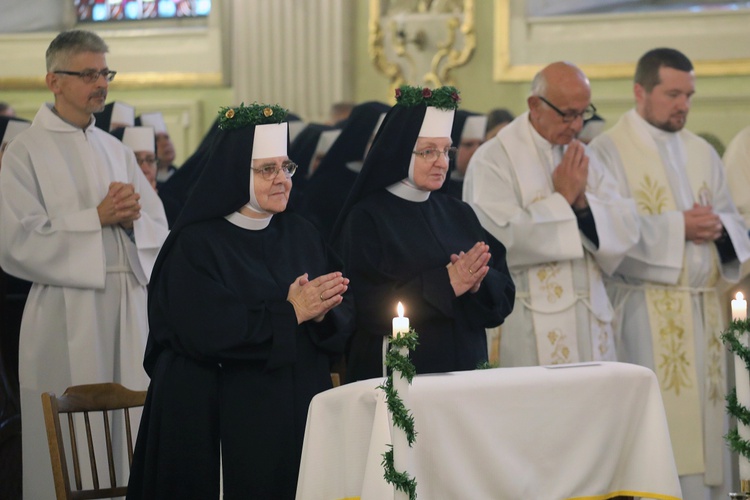 Cieszyńskie elżbietanki jubilatki z biskupem