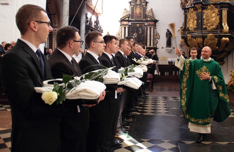 Moment poświęcenia strojów przez ks. dr. Krzysztofa Kinowskiego, rektora GSD