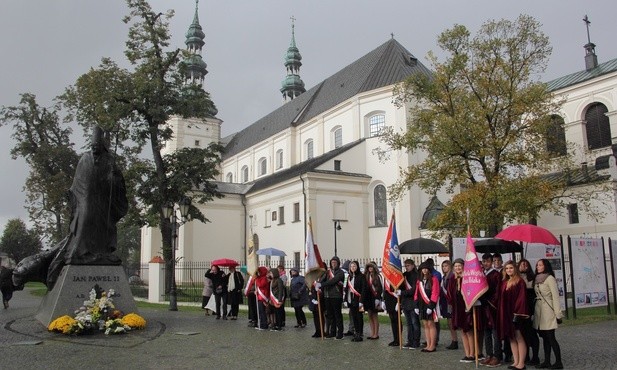 Poczty sztandarowe przy pomniku Jana Pawła II w Łowiczu