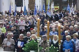 Katedra wypełniła się czcicielami Maryi.