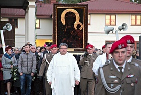 W uroczystej procesji ikona została przekazana parafii Narodzenia NMP.